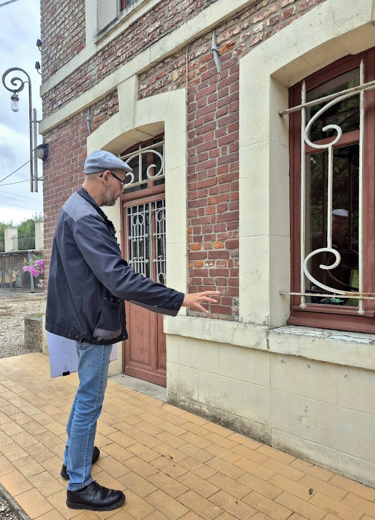 Jean-Yves Leroy lors d'un repérage en façade de bâtiment